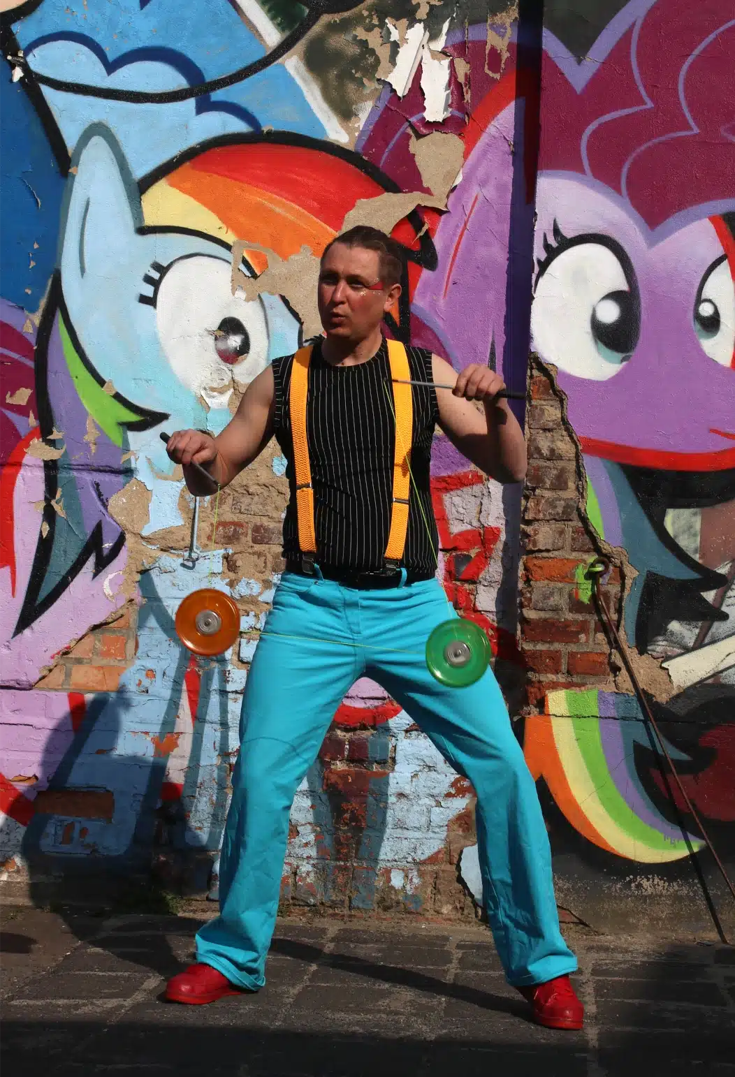 Unser bunter Karlo ganz artistisch mit seinen 2 Diabolos.