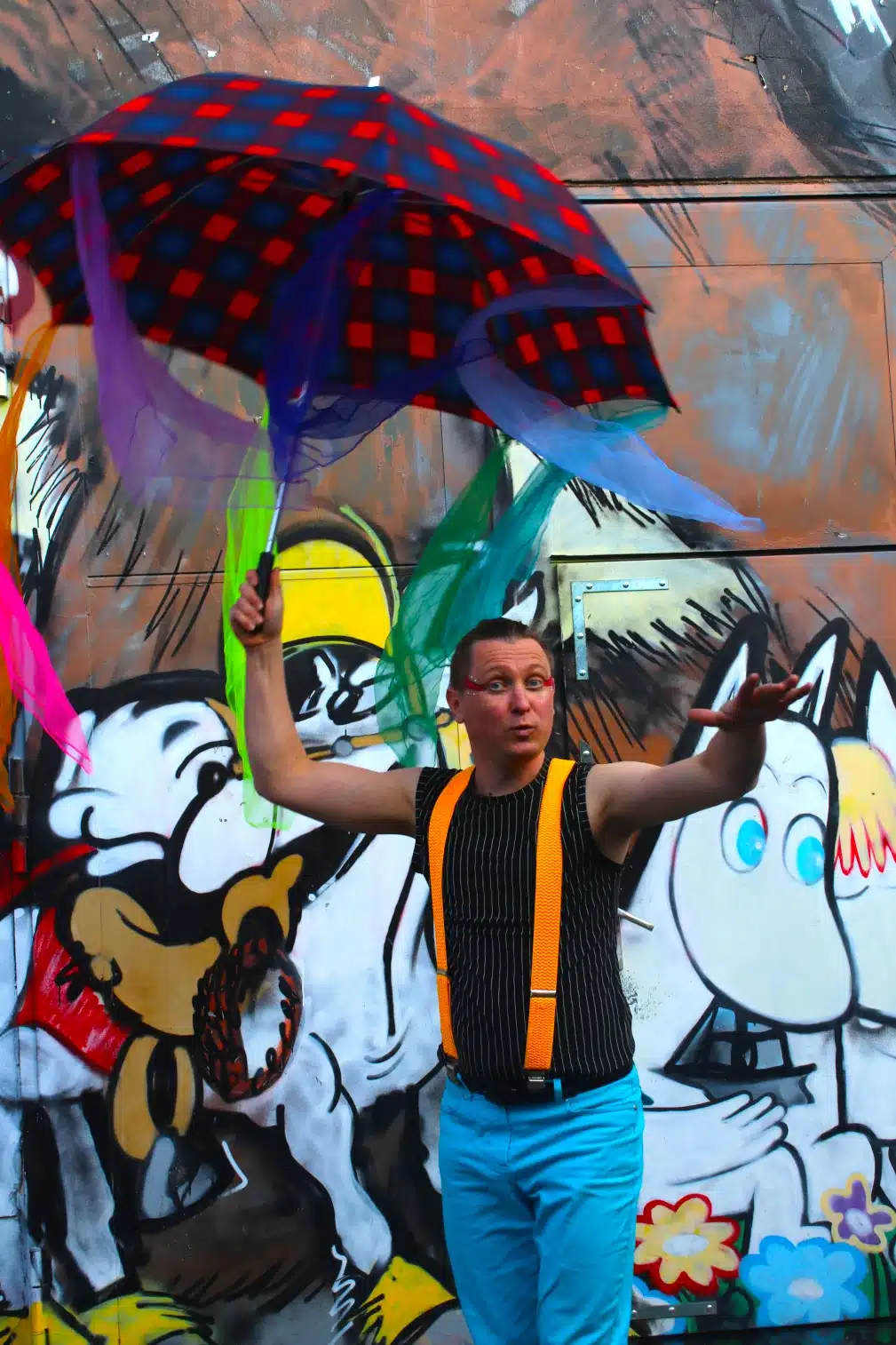 Kunterbunt und gegen Regen und Sonne geschützt, unser Karlo tanzend mit seinem Tücherschirm.