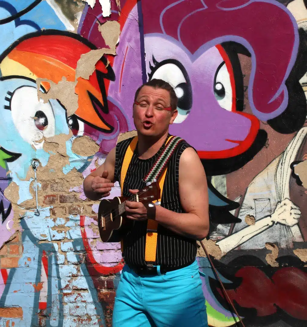 Voller zauberhafter Musik und lautem Gesang, unser Karlo schafft eine mitreißende Atmosphäre.