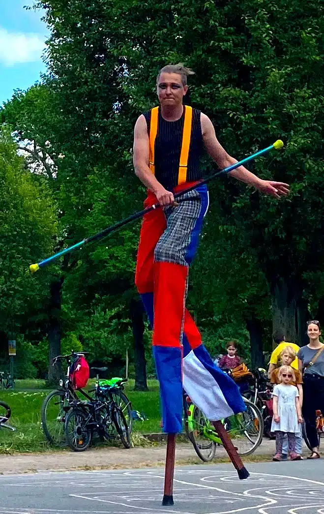 Erleben Sie spektakuläre Artistik auf Stelzen mit unserer StelzenArtistikShow.